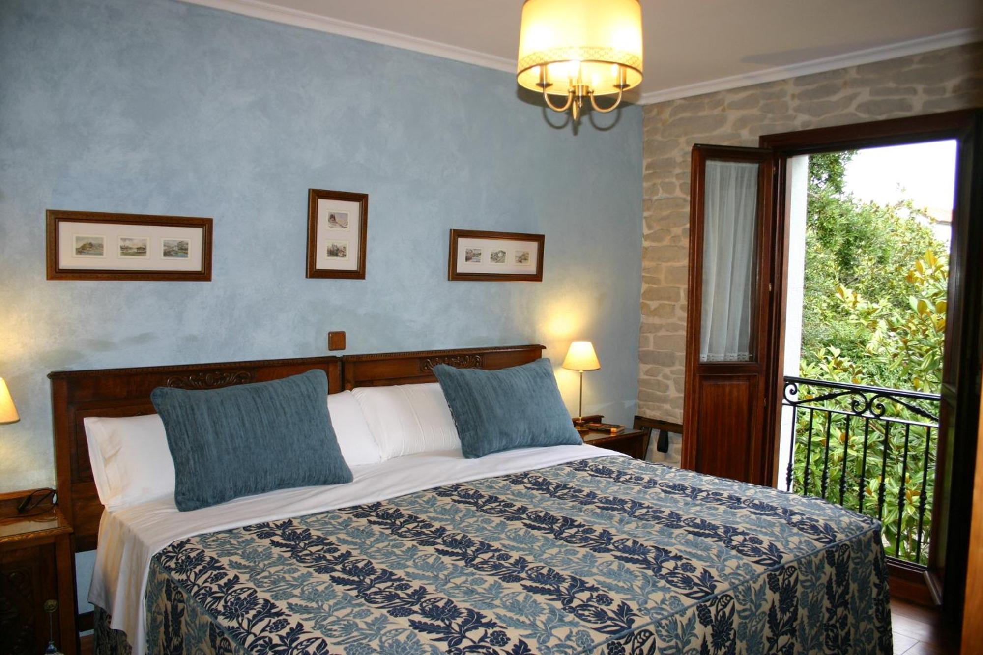 El Corral Del Acebo Guest House Nueva De Llanes Rom bilde