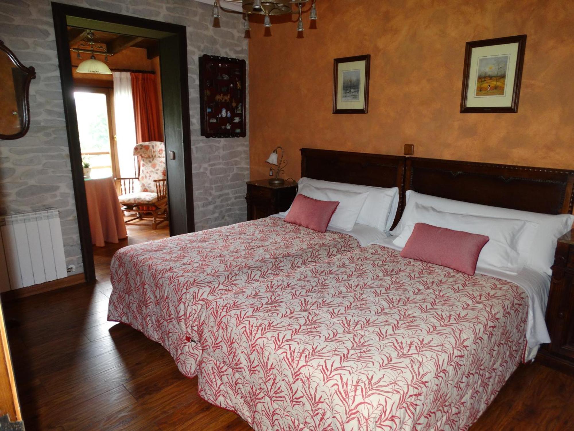 El Corral Del Acebo Guest House Nueva De Llanes Rom bilde