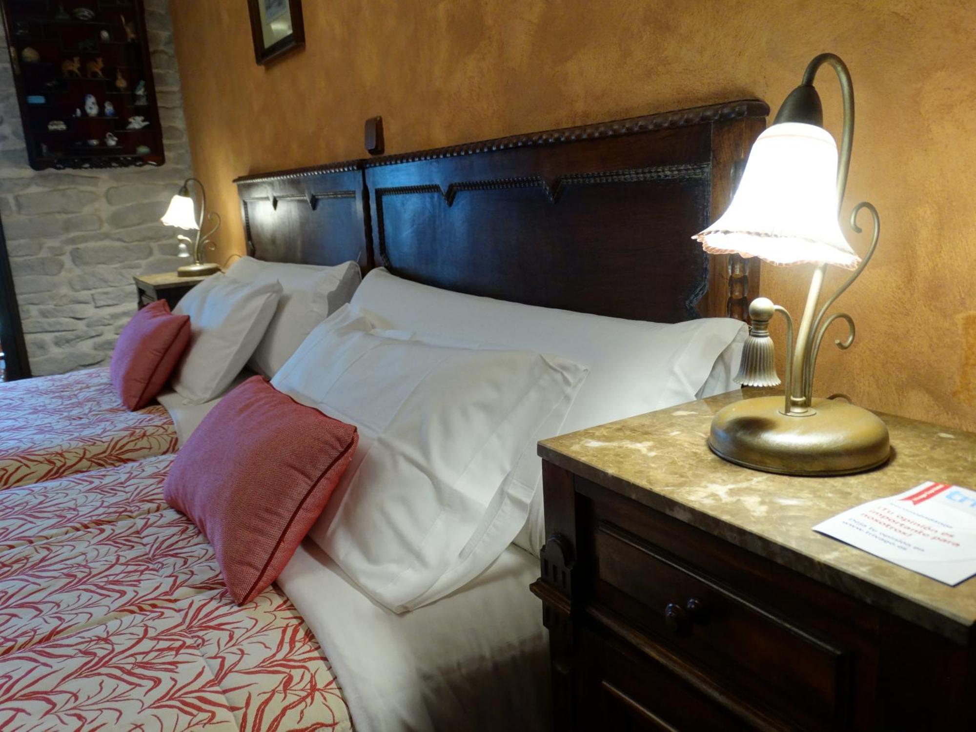 El Corral Del Acebo Guest House Nueva De Llanes Rom bilde